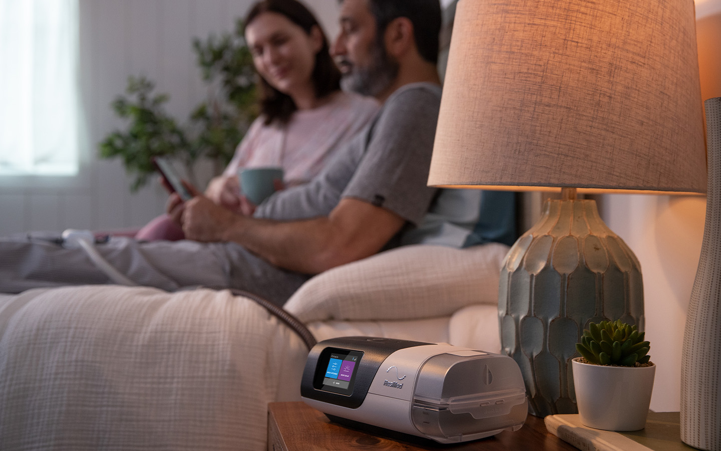 Schlafapnoe-Gerät auf dem Nachttisch im Schlafzimmer zur nächtlichen Schlafdiagnostik zu Hause